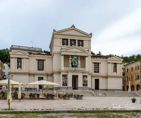 Zusammen mit Valdobbiadene bildet es die Heimat des Prosecco und beherbergt die traditionsreiche Weinbauschule von Conegliano. 