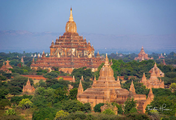Bagan wurde durch seine ausgesprochen günstige Lage am Irrawaddy, an dem sich Handelswege aus China und Indien trafen, schon Mitte des 9. Jahrhunderts zum zentralen Ort Oberbirmas...