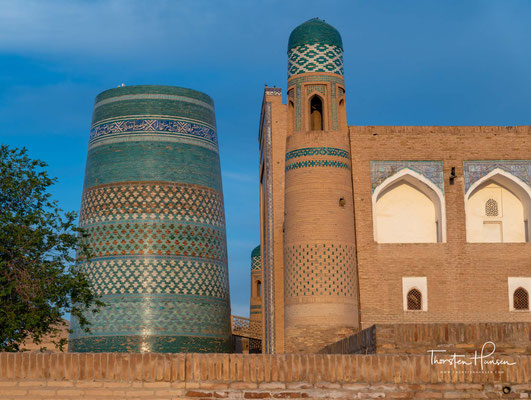 1220 eroberten die Heerscharen Dschingis Khans und 1388 diejenigen Timur Lenks die Stadt.