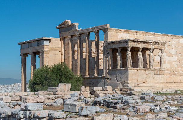 Das Erechtheion ist ein Tempel im ionischen Baustil auf der Akropolis in Athen, der etwa zwischen 420 und 406 v. Chr. erbaut wurde.