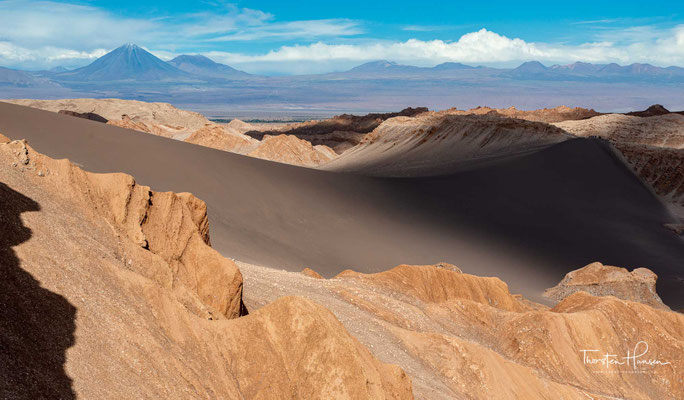 Panoramaansicht des Valle de la Luna bei San Pedro de Atacama, Atacamawüste, Chile. Im Hintergrund der Licancabur