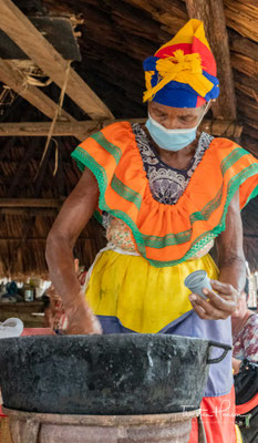 Diese Frauen sind die berühmten Palenqueras, die Ihre Waren verkaufen und riesige Körbe mit traditionellen Leckereien und tropischen Früchten auf ihren Köpfen balancieren.