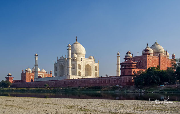 Der muslimische Großmogul Shah Jahan ließ den Bau zum Gedenken an seine im Jahre 1631 verstorbene große Liebe Mumtaz Mahal (Arjumand Bano Begum, später auch Mumtaz-uz-Zamani) erbauen.