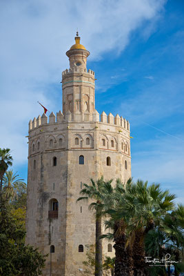 Der Torre del Oro („Goldturm“), ein zwölfeckiger Turm am Guadalquivir