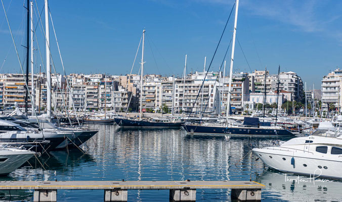 Er wählte die Bucht am Vorgebirge Piräus. Deren Umgestaltung zum Hafen Athens gilt als sein zweites großes Werk. Die Fertigstellung des Hafens verlagerte den Handel von Athen an den Hafen, begünstigt wurde die Ansiedlung durch breite Straßen.