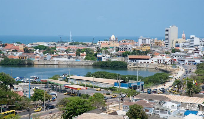 Blickt man von der Festung auf das Zentrum von Cartagena, sieht man ein beeindruckendes Gewirr aus Kirchenkuppeln, Palmen, Bougainvilleen und roten Dächern, das fein säuberlich von einer langen Schnur – den Festungsmauern – beisammen gehalten wird.