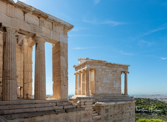 Der Tempel der Athena Nike, erhebt sich auf einer kleinen Bastion südwestlich der Propyläen der Athener Akropolis. Er ersetzte einen während der persischen Besatzung der Akropolis 480 v. Chr. zerstörten Vorgängerbau
