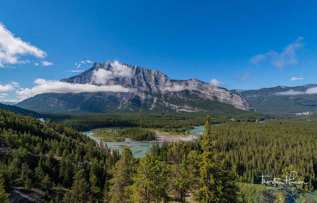 Banff liegt in einer Höhe von 1399 m am Osthang der Rocky Mountains, etwa 140 km westlich von Calgary am Trans-Canada Highway (Highway 1) und 58 km südöstlich vom Lake Louise, am Bow River.