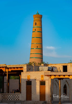 m 10. Jahrhundert war Xiva bereits eine bedeutende Handelsstadt in Choresm. Der arabische Reisende und Geograph al-Maqdisī, der das Land im gleichen Jahrhundert bereiste, schrieb: