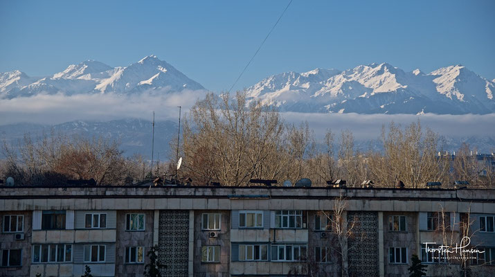 Almaty, die größte Metropole Kasachstans, liegt in den Ausläufern des Berges Trans-Ili Alatau