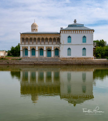 Sitorai Mohi Xosa ist ein Schloss in der usbekischen Stadt Buxoro, das dem letzten Emir von Buxoro als Sommerresidenz diente. Der Name bedeutet "Ort, an dem sich Mond und Sterne begegnen".