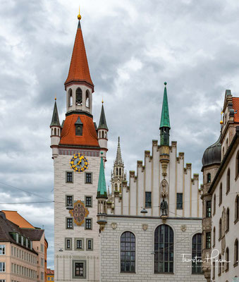 Es wurde von 1470 bis 1475 durch Jörg von Halsbach im spätgotischen Stil erbaut und war bis 1874 Sitz des Münchner Magistrats.