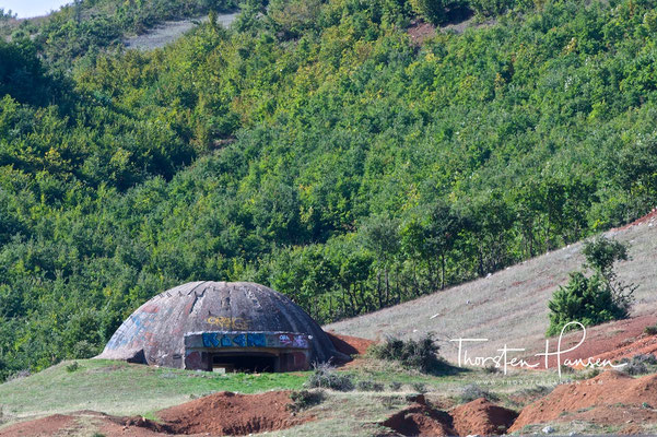 Bunker an der Grenze zu Mazedonien in Albanien