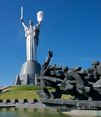 Die Statue besteht aus rostfreiem Stahl, hat eine Höhe von 62 Metern und steht auf einem 40 Meter hohen Sockel am Berghang über dem Dnepr. 