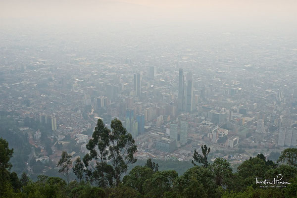 Zusammen mit dem ungefähr 1.600 Meter südlicher gelegenen Cerro de Guadalupe (3317 Meter) prägt er das Panorama der Hauptstadt und ist von nahezu überall sichtbar und damit das Markenzeichen von Bogotá. D