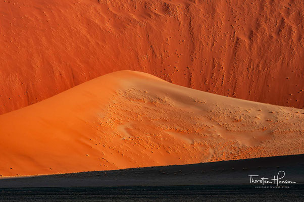 Es nimmt den zentralen Teil der Namib in Namibia ein und ist die zweite Welterbestätte des Landes. 