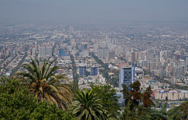 Im städtischen Siedlungsgebiet (área urbana) leben 5.220.161 Menschen, in der gesamten Región Metropolitana sind es 7.112.808. Damit leben etwa 44 Prozent aller Chilenen in der Hauptstadt oder in ihrer direkten Umgebung.