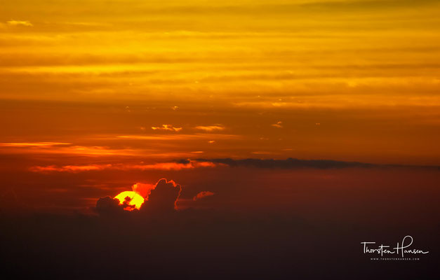 In der Morgendämmerung erlebt man einen atemberaubenden Panoramablick auf die einzigartige umliegende Vulkanlandschaft, bei klarem Wetter sogar mit Blick auf die Berge von Java und Lombok. 
