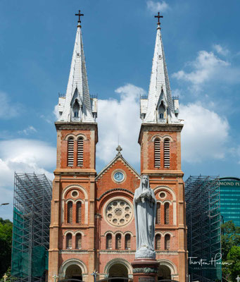 Die zwischen 1877 und 1883 aus Backstein errichtete neoromanische Kathedrale Notre-Dame ist eines der bedeutendsten Kolonialgebäude der Stadt und das Zentrum der katholischen Kirche in Südvietnam