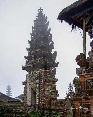Die ursprüngliche Tempelanlage wurde 1926 zusammen mit dem angrenzenden Dorf Batur durch einen Vulkanausbruch zerstört.