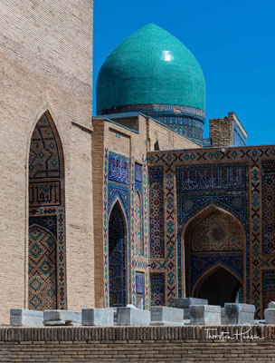 Die ältesten davon sind das Kussam-ibn-Abbas-Mausoleum und eine Moschee aus dem 16. Jahrhundert.