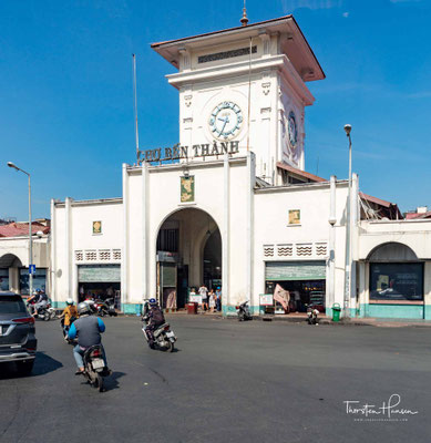Der 1914 errichtete und 1986 renovierte Ben-Thanh-Markt (Bến Thành Market) ist eines der Wahrzeichen des alten Saigon. Er ist heute eine große Markthalle für Bekleidung, Lebensmittel, Elektronik und Souvenirs. 
