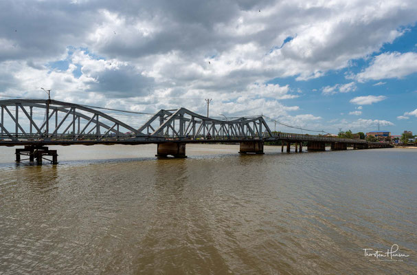 Alte französische Kolonialbrücke über dem Fluss Preaek Tuek Chhu in Kampot