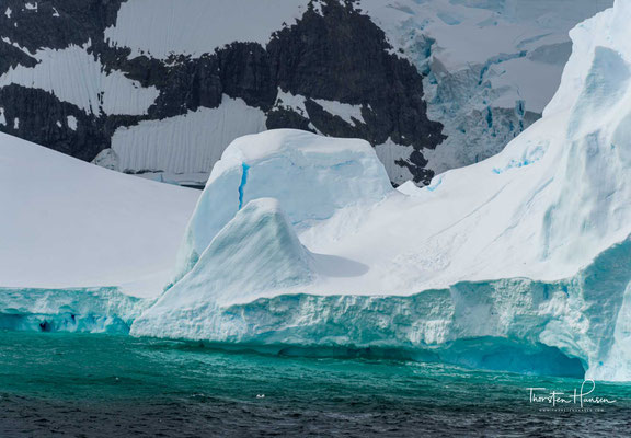 Die Schiffspassage durch den Kanal zur oder von der Petermann-Insel gilt als einer der Höhepunkte einer Antarktisreise mit einem Kreuzfahrtschiff. 