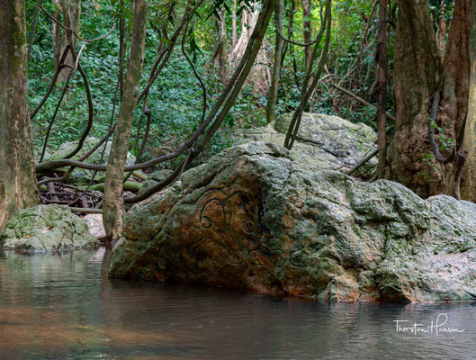 Höchster Berg ist der 635 m hohe Khao Thai Kwai im Südwesten der Insel. Eine 51 Kilometer lange Ringstraße führt rund um die Insel, großteils entlang der Küste.