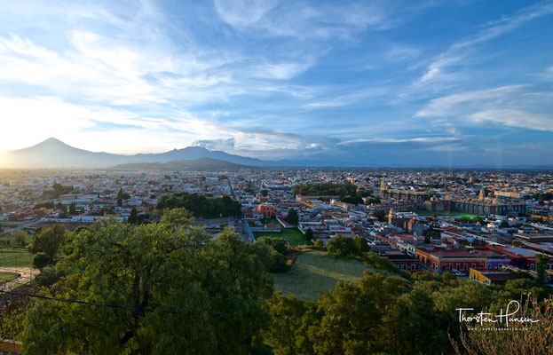 Der Popocatépetl (Nahuatl- Popōcatepētl (= rauchender Berg)