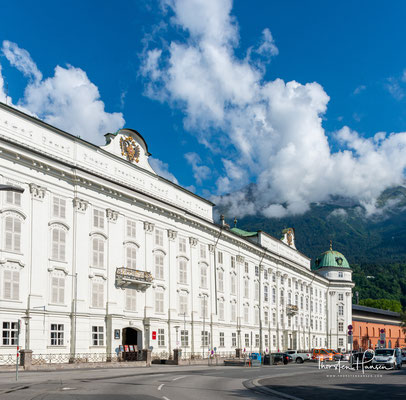 Die Hofburg in Innsbruck ist eine von den Habsburgern errichtete und bewohnte Residenz. Der heutige Zustand beruht auf den Ausbauten unter Kaiserin Maria Theresia im Rokokostil