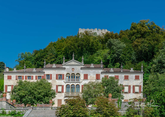 Die Villa Scotti-Pasini aus dem 17. Jahrhundert mit ihren hängenden Gärten war der Wohnsitz von Robert Browning. Er schätzte den Blick als eines der schönsten Panoramen, die er je gesehen hatte.