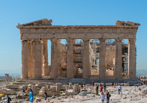 Unter den Osmanen zur Moschee umgestaltet, beherbergte der Parthenon im Krieg gegen Venedig ein Munitionslager. 1687 wurde dieses von einer Kugel getroffen, wodurch es explodierte und den Tempel stark beschädigte. 