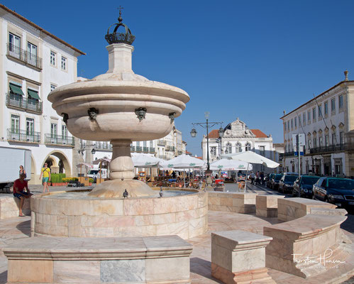 Am zentralen Giraldo-Platz in Évora