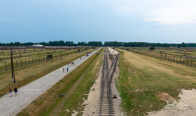 KZ Auschwitz-Birkenau, Gesamtüberblick vom Eingangsgebäude zur Bahnrampe und zum Lagerbereich