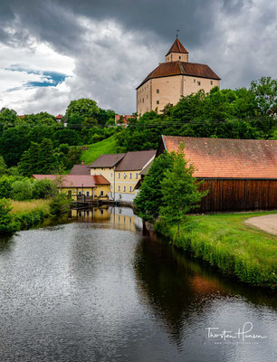 An die Gefangenschaft Friedrichs des Schönen als bedeutendstes Ereignis der Gemeinde sollten die Burgfestspiele Trausnitz erinnern,