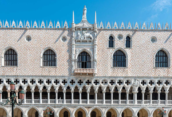 Der zentrale Balkon (1400 - 1404) ist ein Werk von Pier Paolo dalle Masegne. 