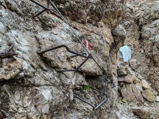 Der Weg Nr. 666 führt im Schatten der Pisciadù Spitze weiter nach oben.