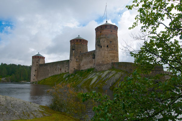 Olavinlinna ist eine Niederungsburg. Sie befindet sich im südöstlichen Finnland inmitten der Seenplatte im Saimaa-Seensystem