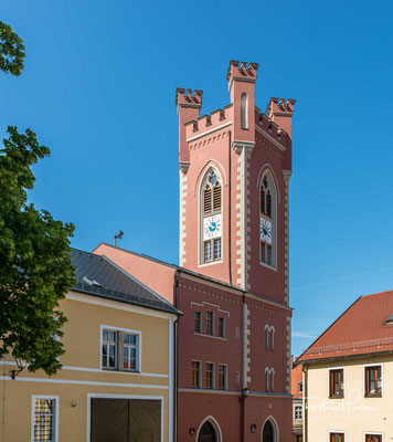 An das Schloss und seinen Hauptturm erinnert der hohe, 1866 errichtete neugotische Stadtturm