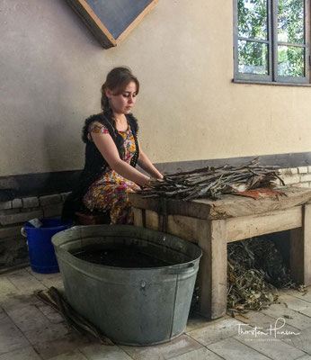 Traditionelle Herstellung von Papier aus Maulbeerbaumrinde 