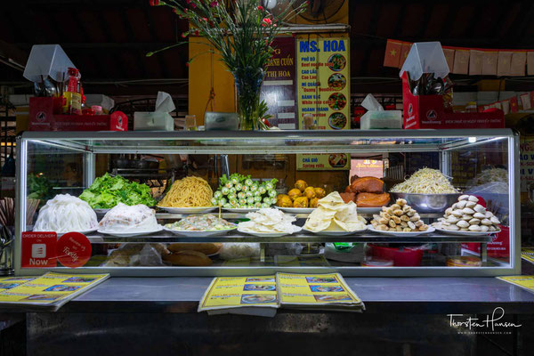 Vor allem in den frühen Morgenstunden herrscht hier hektischen Gedränge und geschwätziger Trubel, denn jetzt werden die Stände mit Obst, Fleisch, Reis, Sojabohnen, Korbwaren und Gemüse bestückt und aufgebaut.