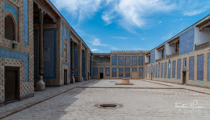 Tasch Hauli (deutsch steinerner Hof) ist ein Palast im Osten Ichan Qalʼаs. Er wurde in der ersten Hälfte des 19. Jahrhunderts gebaut. Der Haremshof in Tasch Hauli