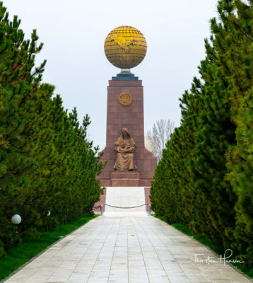 Unabhängigkeitsdenkmal auf dem Mustaqilik Maydoni. Das Unabhängigkeitsdenkmal in der usbekischen Hauptstadt Taschkent erinnert an die 1991 erlange Unabhängigkeit Usbekistans von der Sowjetunion.