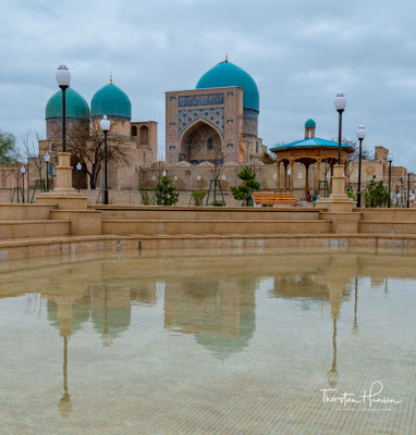 Die blaue Kuppel der Kok Gumbaz Moschee aus den Jahren 1435/36 fällt sofort durch ihre blaue Kuppel auf.