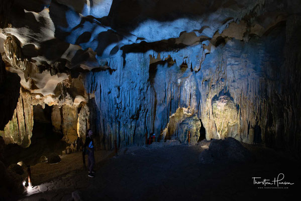 Zu Ehren der Hochzeit flogen kleinen Drachen durch die Stalaktiten und Stalagmiten, Elefanten. Sie tanzten glücklich zusammen.....