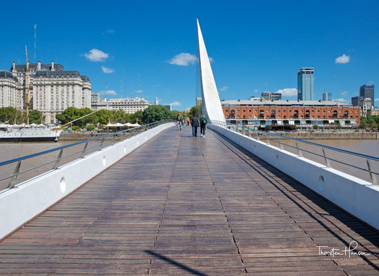 Die “Frauenbrücke” im Stadtteil Puerto Madero ist eine Fußgängerbrücke und wurde 2001 eröffnet