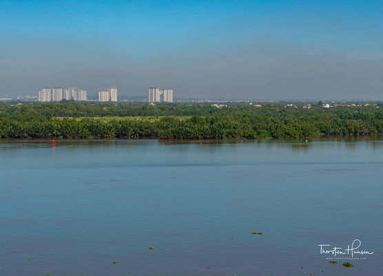 Der Đồng Nai (Sông Đồng Nai) ist nach dem Mekong der zweitwichtigste Fluss des südlichen Vietnams. Er entspringt im zentralen Hochland, fließt durch die Südostregion und mündet bei Ho-Chi-Minh-Stadt östlich des Mekongdeltas ins Südchinesische Meer.