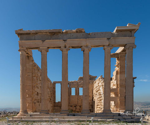 Der Tempel fasste in einer komplexen architektonischen Gestalt mehrere alte Kulte für insgesamt 13 Gottheiten und Heroen zusammen. So enthielt er das hölzerne, angeblich vom Himmel gefallene Kultbild der Stadtgöttin Athene