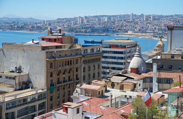 Blick auf Valparaíso mit Hafen im Vordergrund